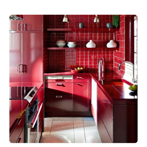 Cuisine moderne rouge laquée avec crédence assortie Cuisine contemporaine aux meubles rouges laqués et crédence assortie, sublimée par une lumière naturelle et des accessoires design en contraste.